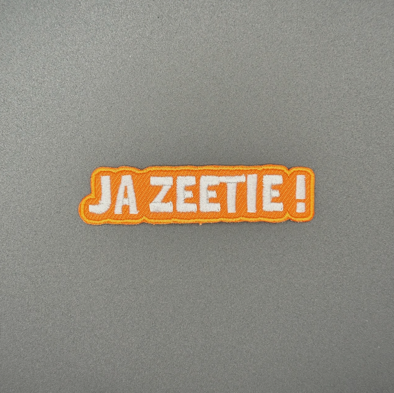 Embleem met text: "Ja Zeetie!"