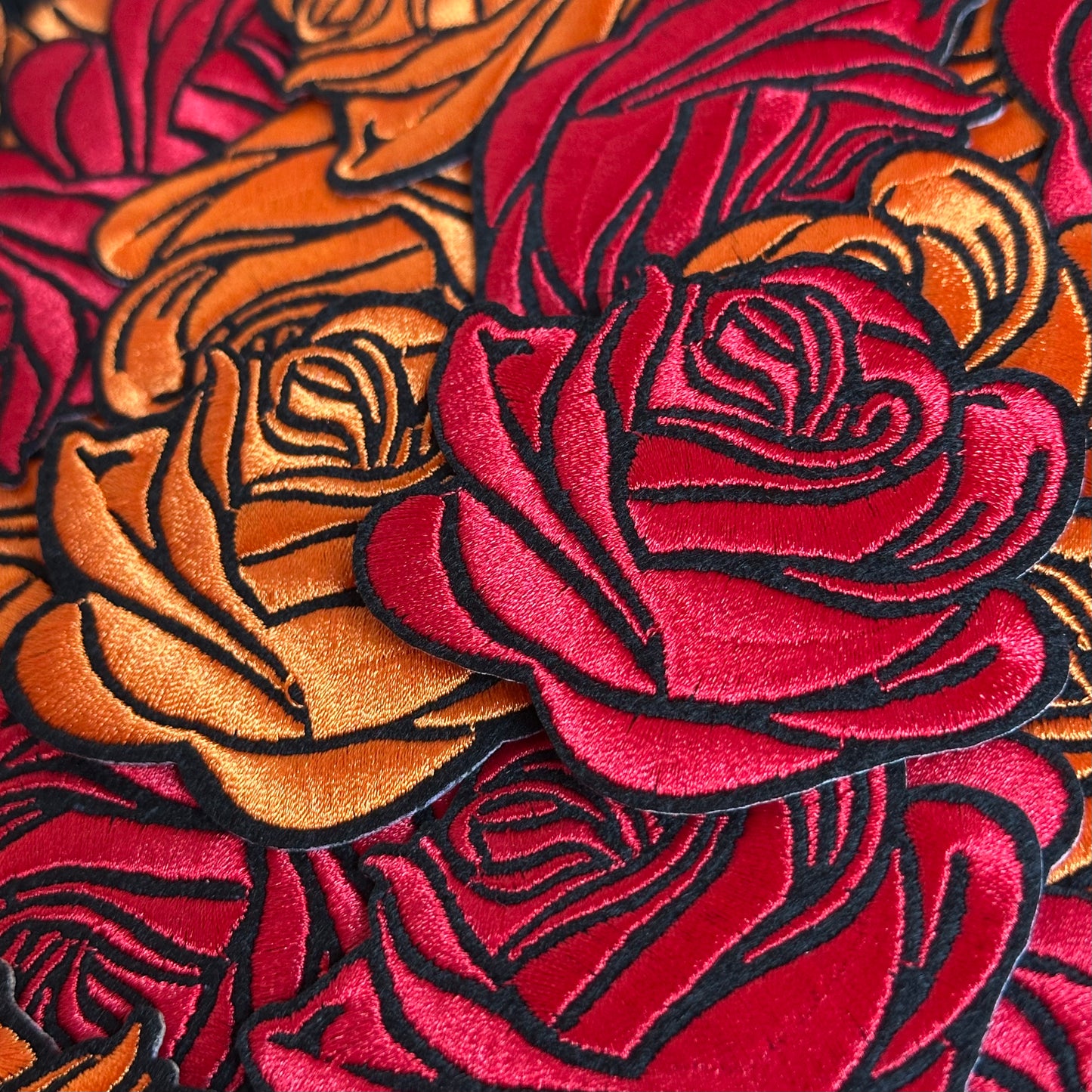 Kielegat emblemen van rood en oranje rozen.