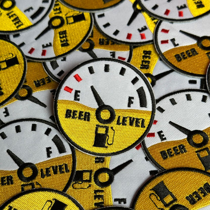 Een tank-meter embleem die het bier niveau aangeeft, bijna leeg kritieke stand.