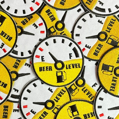 Een tank-meter embleem die het bier niveau aangeeft, bijna leeg kritieke stand.