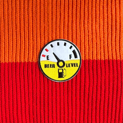 Een tank-meter embleem die het bier niveau aangeeft, bijna leeg kritieke stand.