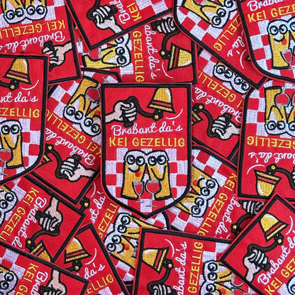 Een rood embleem, waarbij er aan een bel getrokken word, twee biertjes gezellig met een wijntje zitten en de tekst 'Brabant da's KEI GEZELLIG' is opgenomen.