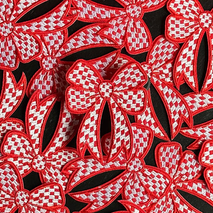 Een rood-wit geblokt strikje, met een rode omlijning. Ookwel een brabants strikje embleem.