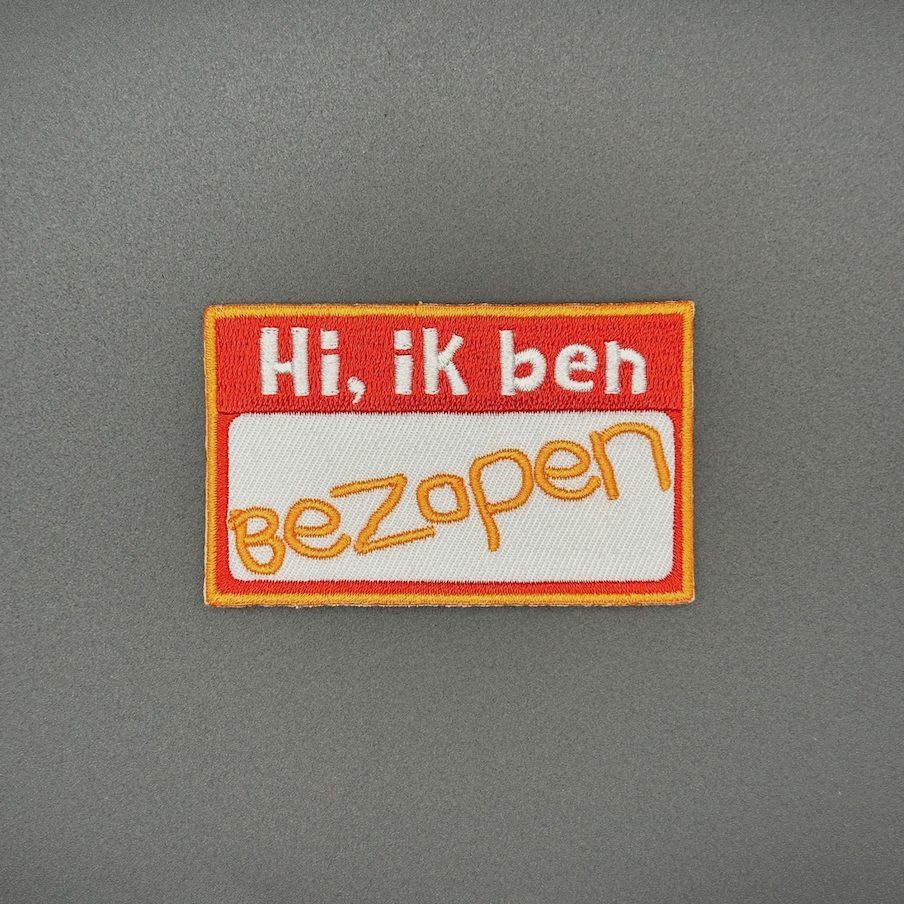 Embleem met text: "Hi, ik ben bezopen"