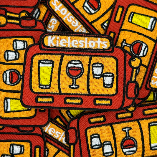 Embleem slotmachine met text "Kieleslots", groepsfoto