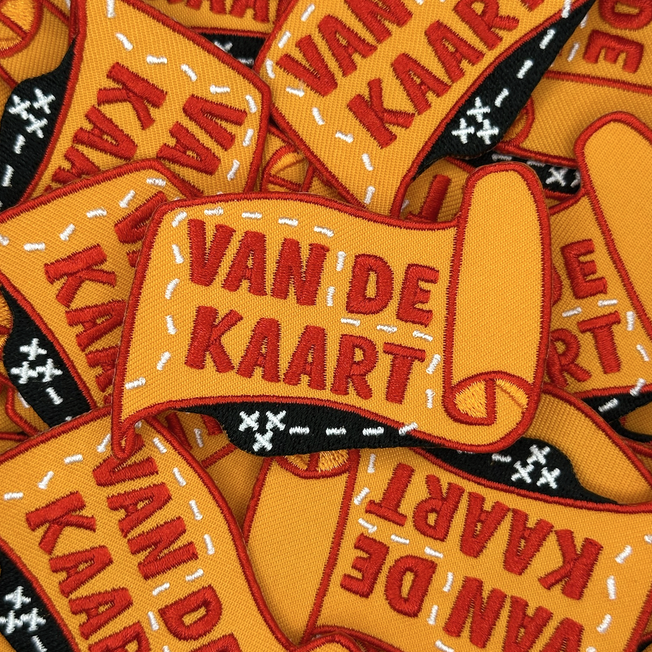 Embleem met text: "Van de Kaart", groepsfoto