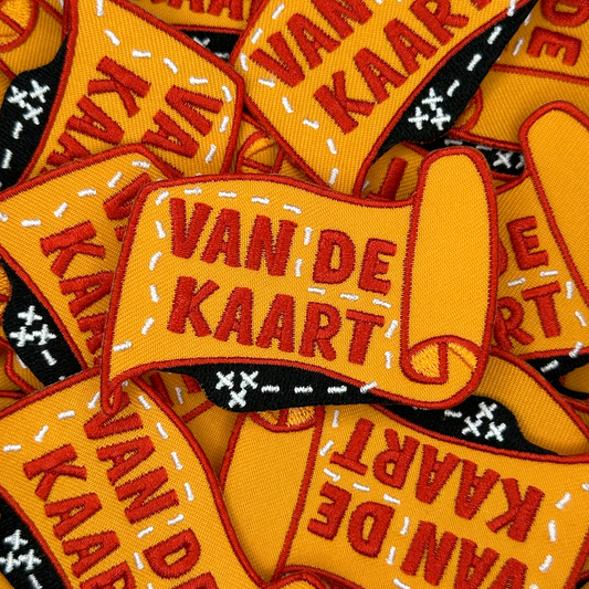 Embleem met text: "Van de Kaart", groepsfoto