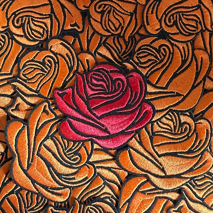 Kielegat emblemen van rood en oranje rozen.