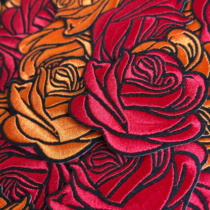 Kielegat emblemen van rood en oranje rozen.