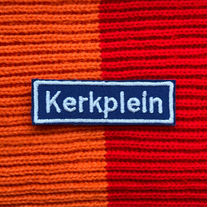 Blauw straatnaambord van Kerkplein.