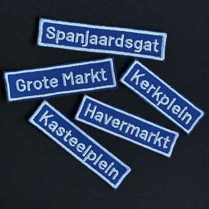 Blauw straatnaambord van de Grote Markt, Spanjaardsgat, Kerkplein, Havermarkt en Kasteelplein